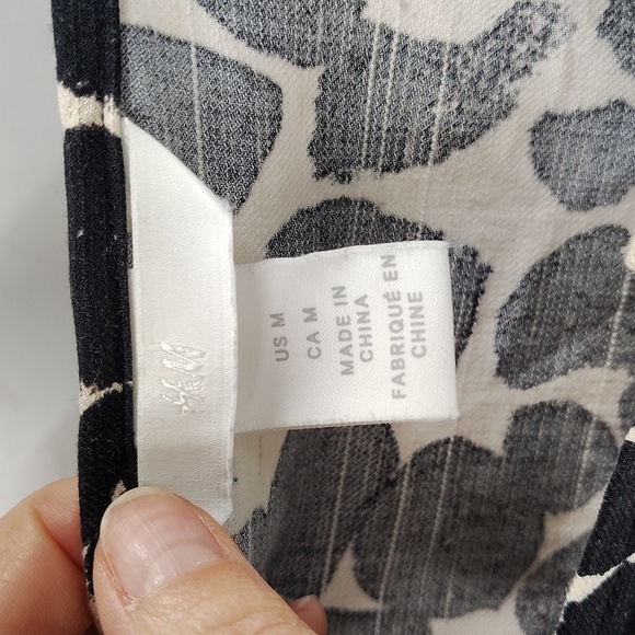 H&M Button up Square Neck Top Size Medium Beige And Black Print Fitted Top - Picture 5 of 9